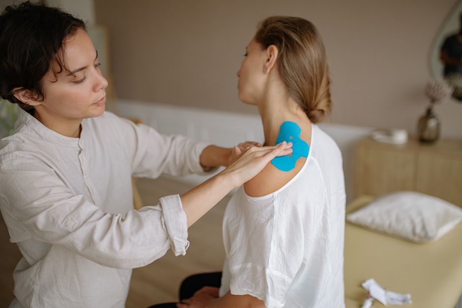 How Can I Help Someone Else Who Has Knee Pain With Their Daily Activities?