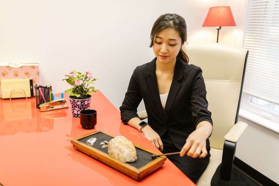 How Can I Modify My Desk Setup to Reduce Unnecessary Strain on My Knees During Work?