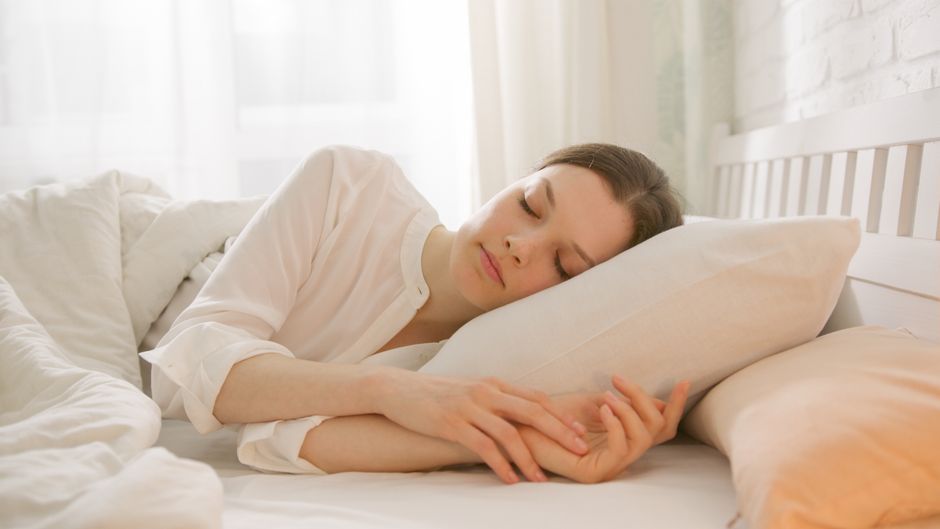 How to Arrange Bedside Essentials When Knee Mobility is Limited