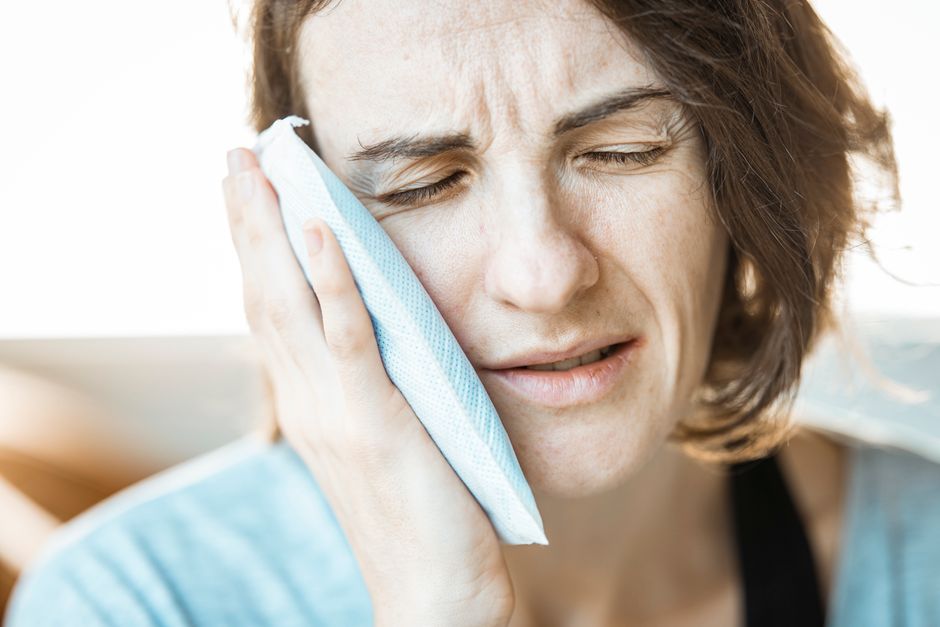 How to Carry Groceries When Knee Pain Affects Balance