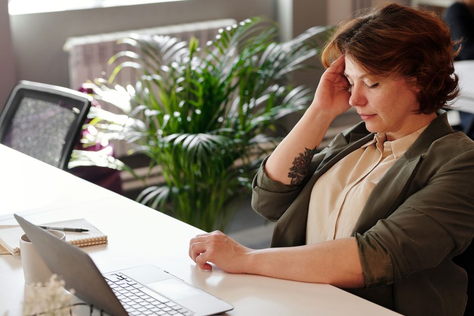 What Practical Changes Can I Make at My Desk to Reduce Knee Strain?