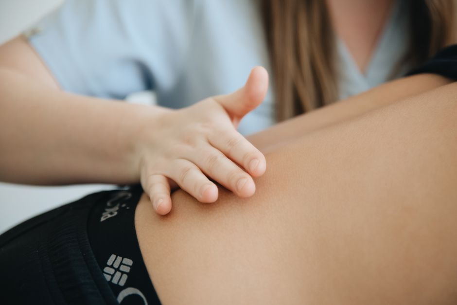 What Practical Help Can I Offer Someone Else With Knee Pain From My Own Experience?