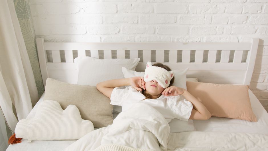 What to Track When Knee Pain Repeatedly Interrupts Sleep